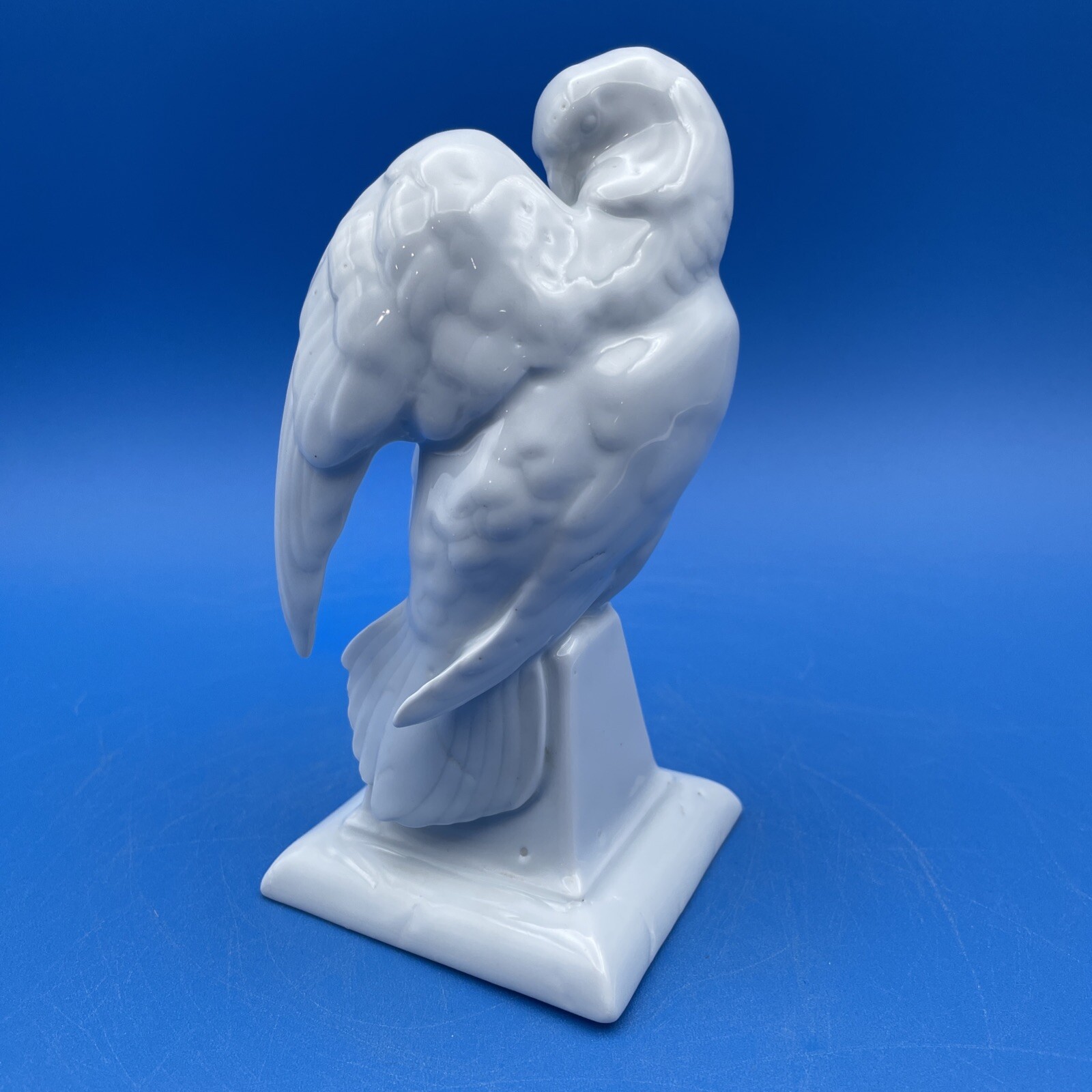 ROSENTHAL GERMANY BLANC DE CHINE PORCELAIN FIGURINE OF PARAKEET BIRD PREENING ROSENTHAL GERMANY BLANC DE CHINE PORCELAIN FIGURINE OF PARAKEET BIRD PREENING