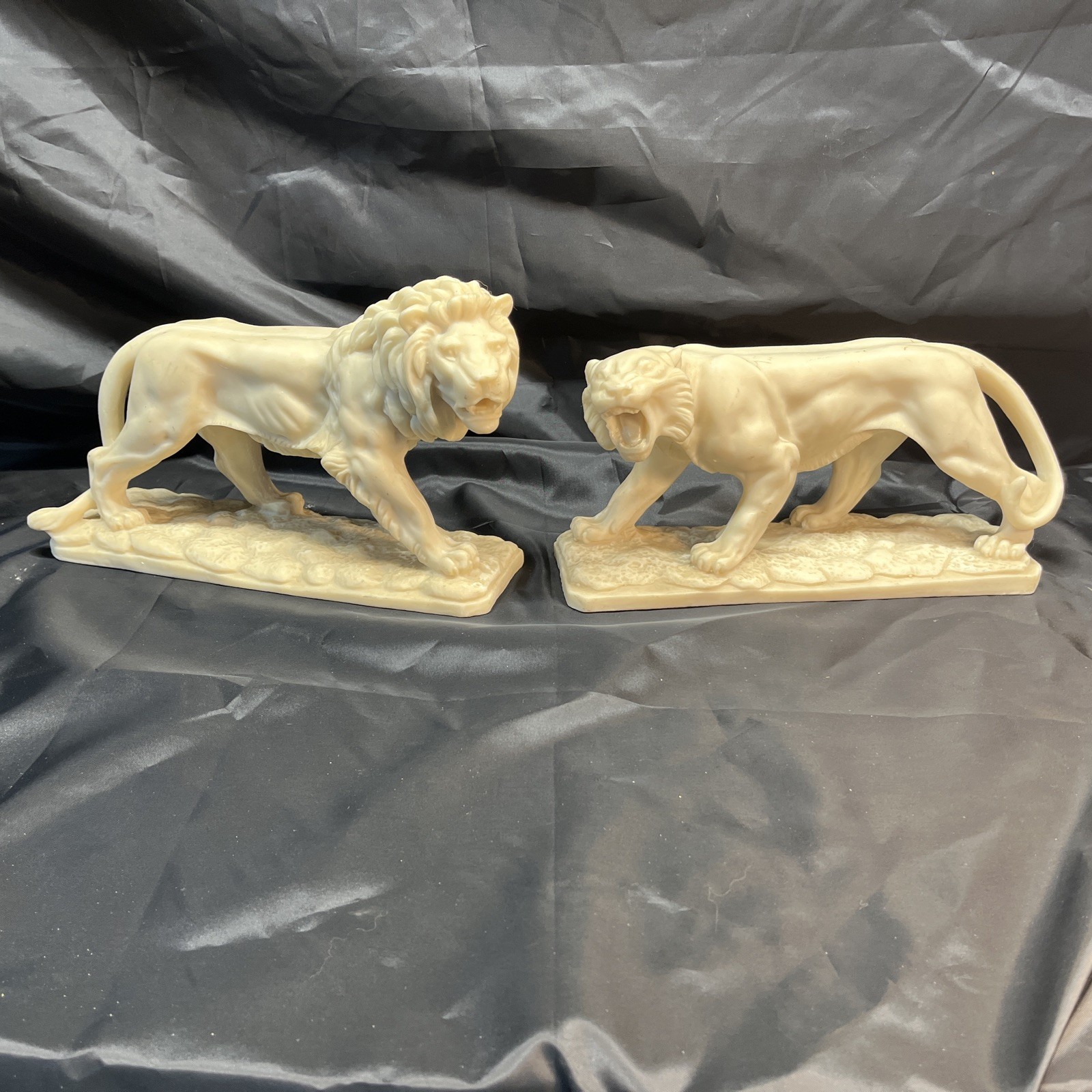 Vintage Lion and Tiger White Sculpture Figurines 2 x Set - Made In Mexico