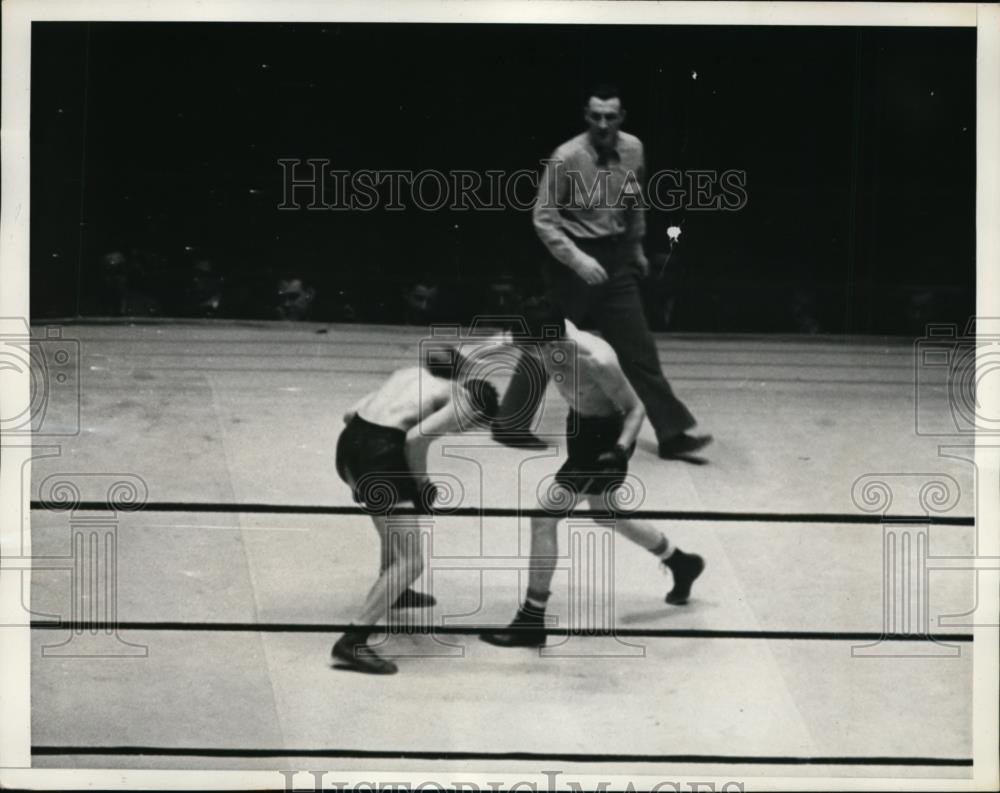 1935 Press Photo Lou Ambers pounds Harry Dublinsky at Madison Square Garden 1935 Press Photo Lou Ambers pounds Harry Dublinsky at Madison Square Garden
