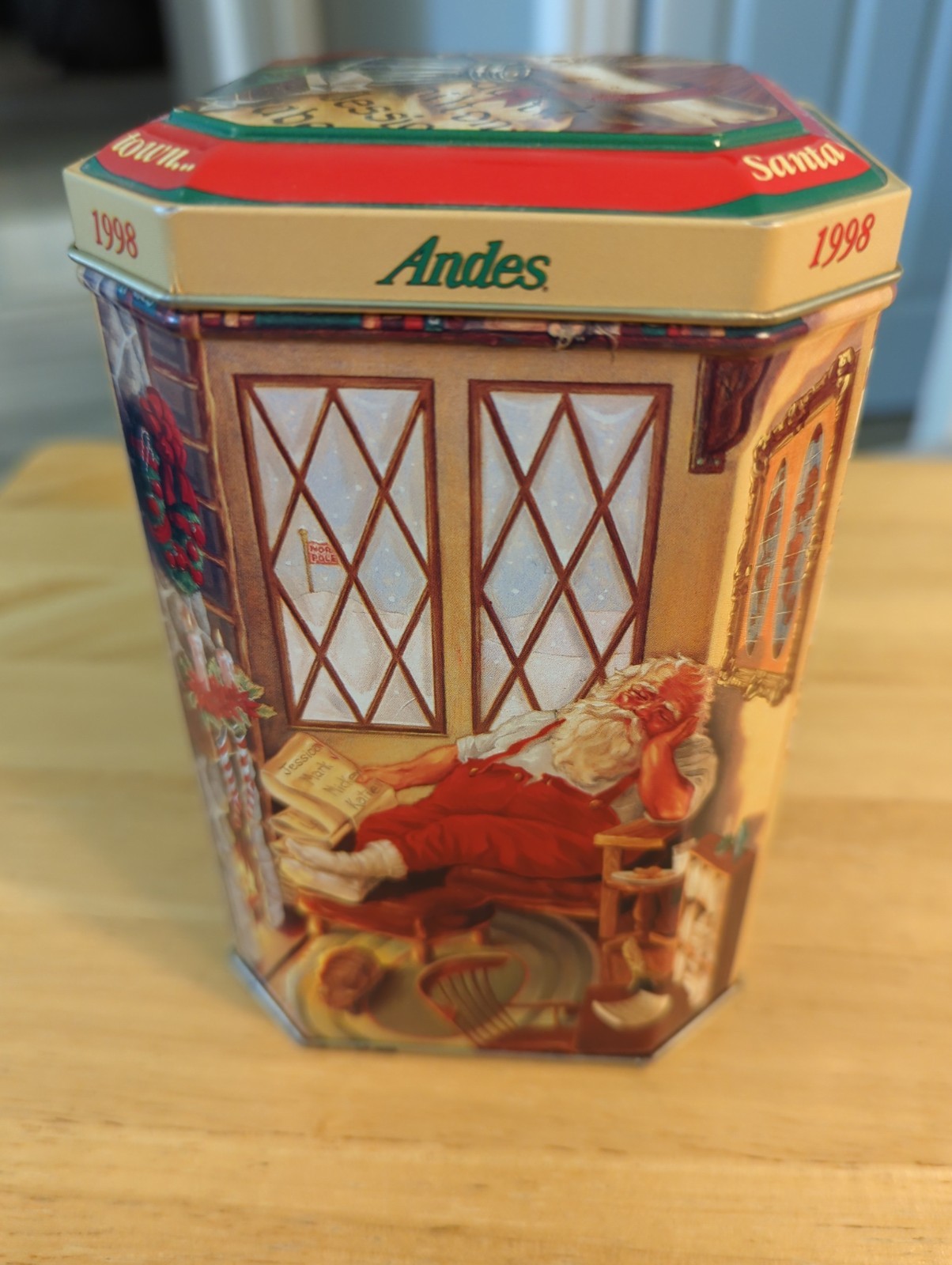 Andes Mints 1998 Christmas Tin Santa Claus is Coming To Town