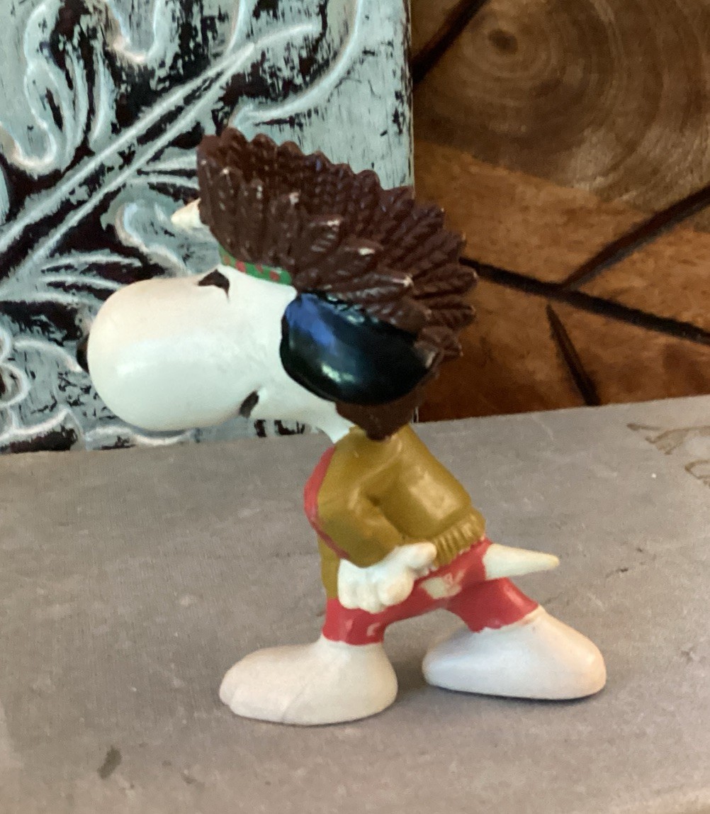 Vintage 1958/66 United Feature Syndicate Inc Native American Snoopy 2” Pvc