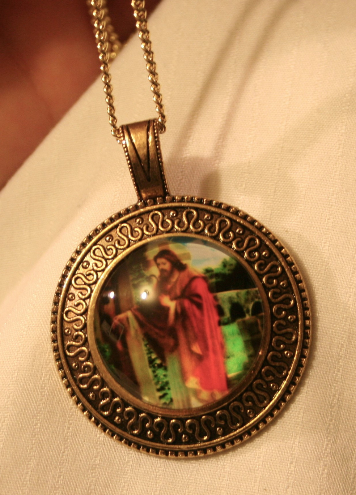 Sloped Swirl Rim Rnd Metal Beaded Jesus Knocking Door Goldtone Pendant Necklace