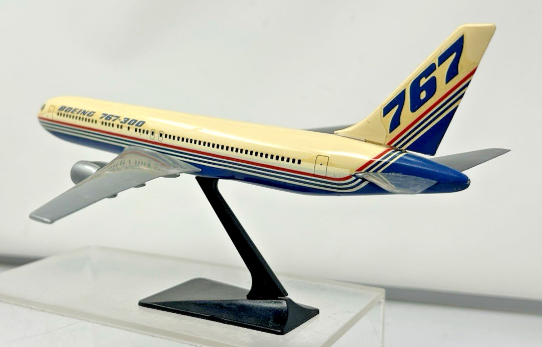Boeing 767-300 Desktop Model Boeing House Livery Colors
