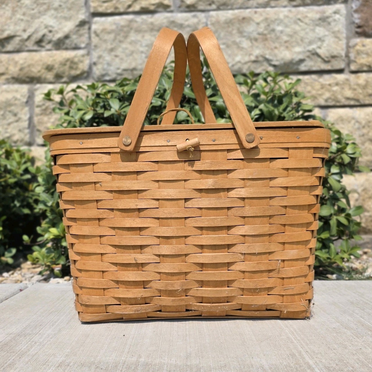 Longaberger 1995 Large Picnic Basket With Lid & Handles Longaberger 1995 Large Picnic Basket With Lid & Handles