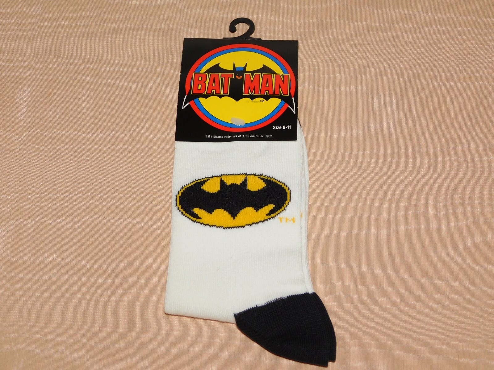 VINTAGE 1982 DC COMICS BATMAN SOCKS SIZE 9-11 NEW OLD STOCK VINTAGE 1982 DC COMICS BATMAN SOCKS SIZE 9-11 NEW OLD STOCK