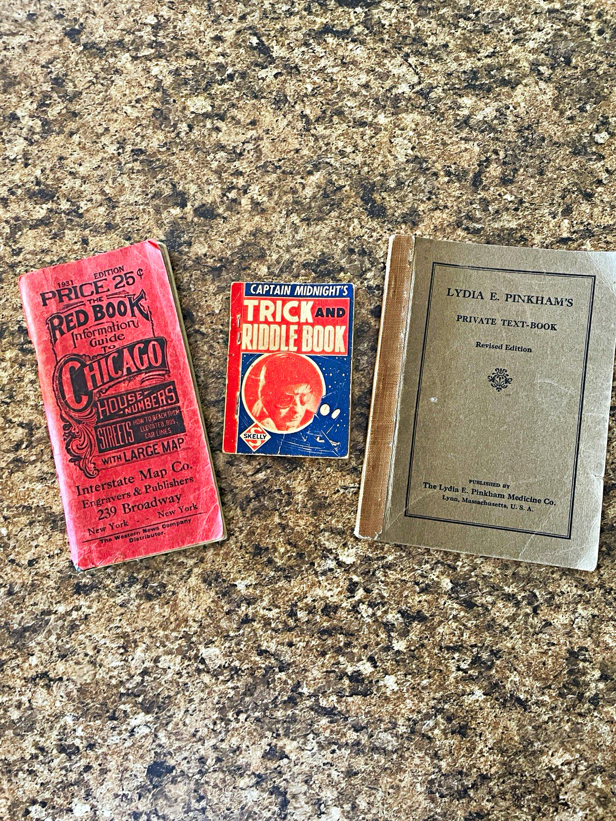 LOT of Vintage 📕 Chicago Street Guide + Captain Midnight + Lydia Pinkham, 1930s