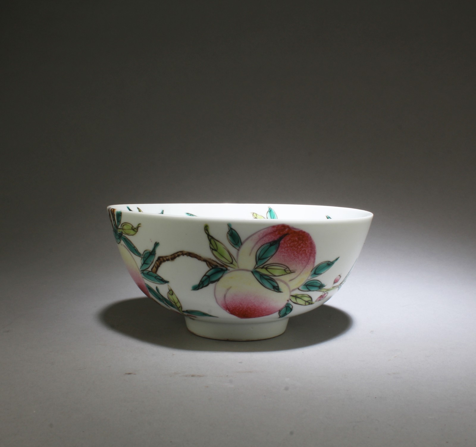 A Porcelain Bowl, deocrated with peaches. \'YongZheng\' mark. Diameteer:5.75\