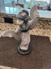 Lladro Geisha Lady with 2 Fans #4991. Mint Condition picture