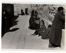 Turkey, Istanbul, men sitting at the foot of'a wall, vintage print, ca.1910 T picture