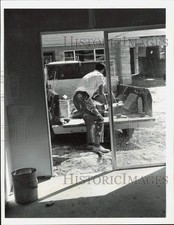 1970 Press Photo Construction worker unloads items at North Port construction picture