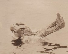 1915 Press Photo Inventor O.A. Younres demonstrates his life preserver picture