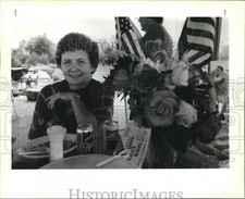 1989 Press Photo Fran Couvillion at Couvillion family reunion with Food, Flowers picture
