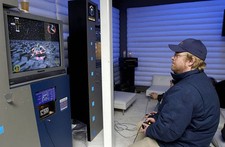 Philip Seymour Hoffman playing the Nintendo Gamecube at the Chrysl- Old Photo 2 picture