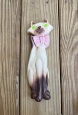 Vintage 1976 MCM Siamese Cat Chalkware Wall Hanging 10” Green Eyes Pink Bow picture