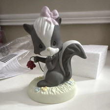 Precious Moments Share The Gift Of Love Skunk Porcelain Figurine Boxed 124016 picture