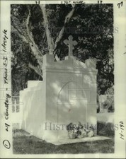 1977 Press Photo The tomb of the son of 