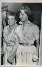 1958 Press Photo Cheryl Crane leaves a Santa Monica court with a police matron picture