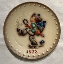 HUMMEL FIGURE PLATE 1973 HAND PAINTED GOEBEL PORCELAIN W GERMANY GLOBE TROTTER picture