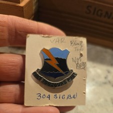 US UNITED STATES 304TH SIGNAL BATTALION INSIGNIA PRET TOUJOURS PRET PIN (4) picture