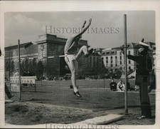 1940 Press Photo Al Blozis shot putter tries high jum at Georgetown U picture
