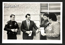 1989 Miami FL Commerce President Arrest Cancer Campaign Stunt VTG Press Photo picture