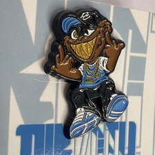 Pinzcity Sitting Scare Bear Hat Pin Limited UNC Blue picture