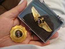 VINTAGE Miami Air International Pilot Wings & Hat Badge Pin 1st Issue gold metal picture