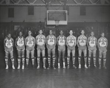 1943 WASHINGTON BEARS Basketball Team with POP GATES, Vintage Photo Reprint picture