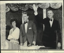 1970 Press Photo Spiro Agnew, Ed Gurney, and Mrs. Ray Osborne at Fund-Raiser picture