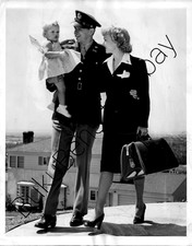 1942 AP Press Photo Actor Ronald Reagan Reports for Duty Jane Wyman Baby Maureen picture