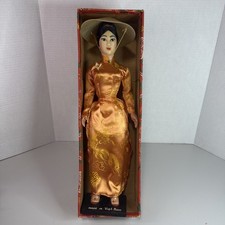 VINTAGE VIETNAM WAR ERA VIETNAMESE DOLL AO DAI SILK DRESS CONICAL HAT BOX picture
