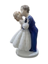 VTG Bing & Grondahl First Kiss 2162 Figurine Young Couple Kissing Dancing 1960s picture