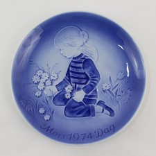 1974 Desiree Denmark 1974 Daisies for Mother Blue Collector Plate 7.5