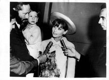 HOLLYWOOD AUDREY HEPBURN CANDID STUNNING PORTRAIT 1963 ORIGINAL PHOTO MA78 picture