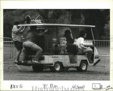 1993 Press Photo New Orleans Jazz Festival - Jazz Search equipment brought in. picture