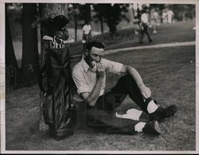 1936 Press Photo golfer Bud Warren Campbell eating sandwich after shooting 75 picture