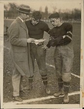 1923 Press Photo Manager Milton Ladd talks with John & George McLean, Football picture