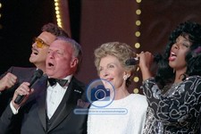 FRANK SINATRA DONNA SUMMER NANCY REAGAN SINGING EVENT 1980S 4X6 PHOTO picture