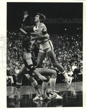 1987 Press Photo Seattle's Wally Walker Collides With Spurs' Mark Olberding picture