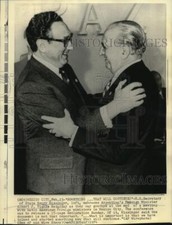 1974 Press Photo Henry Kissinger embraces Albert Vignes in Mexico City picture