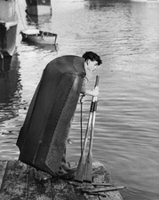 Man carries his coracle down the River Thames. - 1952 Old Photo 1 picture
