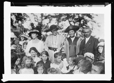 Photo:1910s Crowd in Hats Portrait with Children and Adults picture