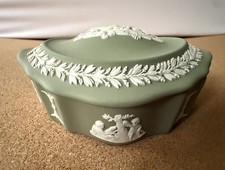 WEDGWOOD OLIVE GREEN JASPERWARE OVAL TRINKET BOX – CHERUB NEOCLASSICAL IMAGERY picture