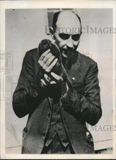 1938 Press Photo Edouard LaVoie & Beaver at Canadian Beaver Restoration Colony picture