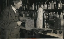 1932 Press Photo Dr WW Skinner & block of heat insulating material in a lab picture