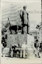 1966 Press Photo Workers cleaning the Abraham Lincoln Statue - lra85786 picture