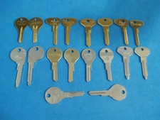 LOT OF EIGHTEEN PIECE CLASSIC VOLKSWAGEN VW KEY BLANKS LOCKSMITH VINTAGE AUTO picture
