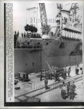 1956 Press Photo Portsmouth England paratroopers load to HMS Theseus for Med picture
