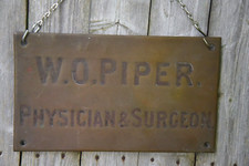 BRASS PLAQUE W.O. PIPER PHYSICIAN & SURGEON SIGN APOTHECARY CIRCA 1880s TO 1910s picture