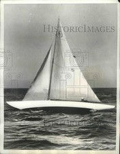 1937 Press Photo William Shephard's Naiad in Pacific Coast Championship Regatta picture